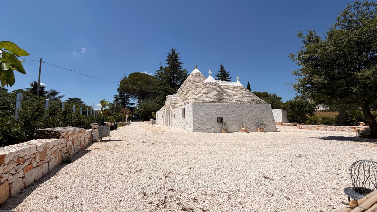 Trulli Comunicanti, Restaurati con Antico Camino, Ulivi Secolari.
